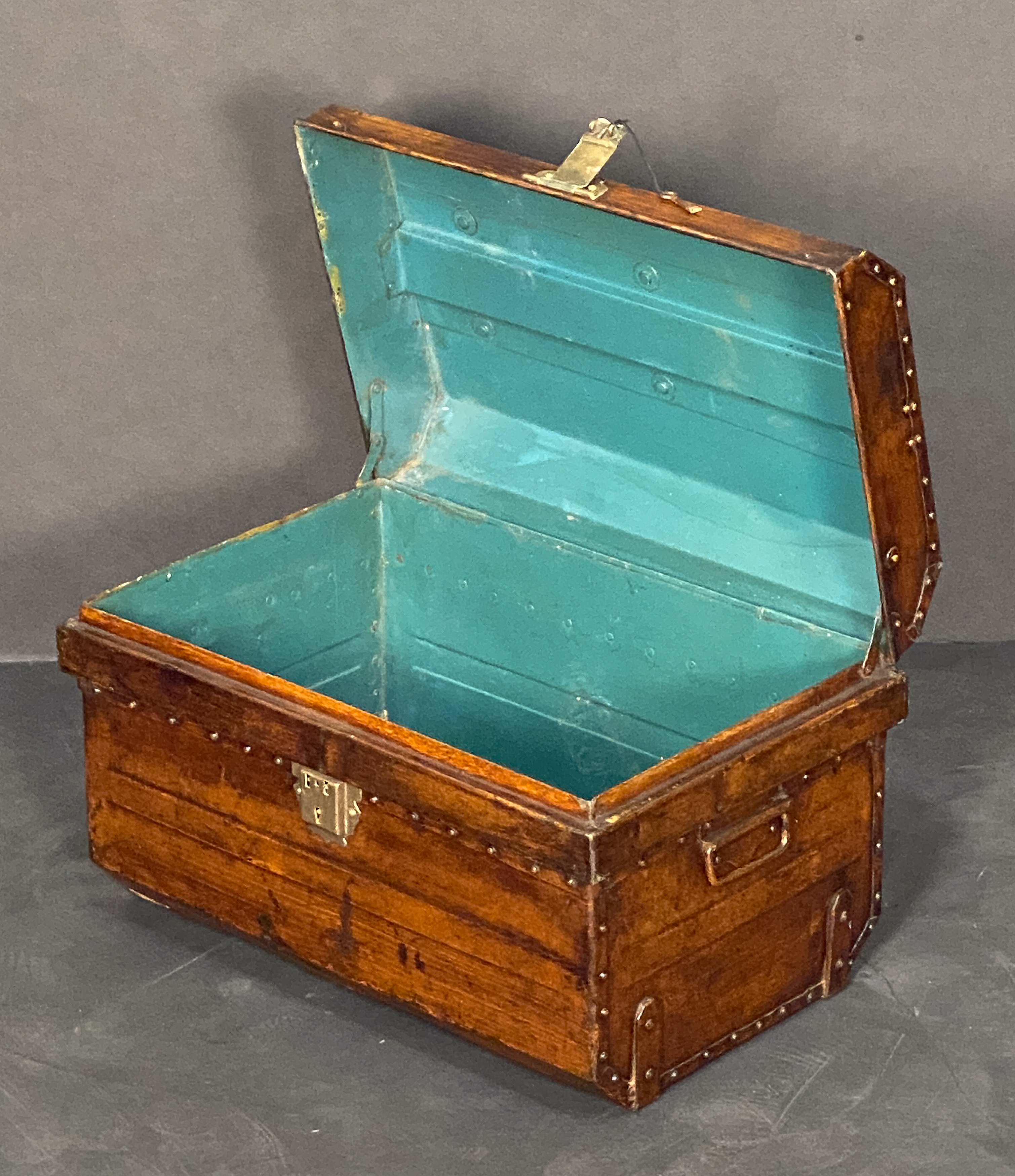 x1067_tin_trunk_04_1061951477