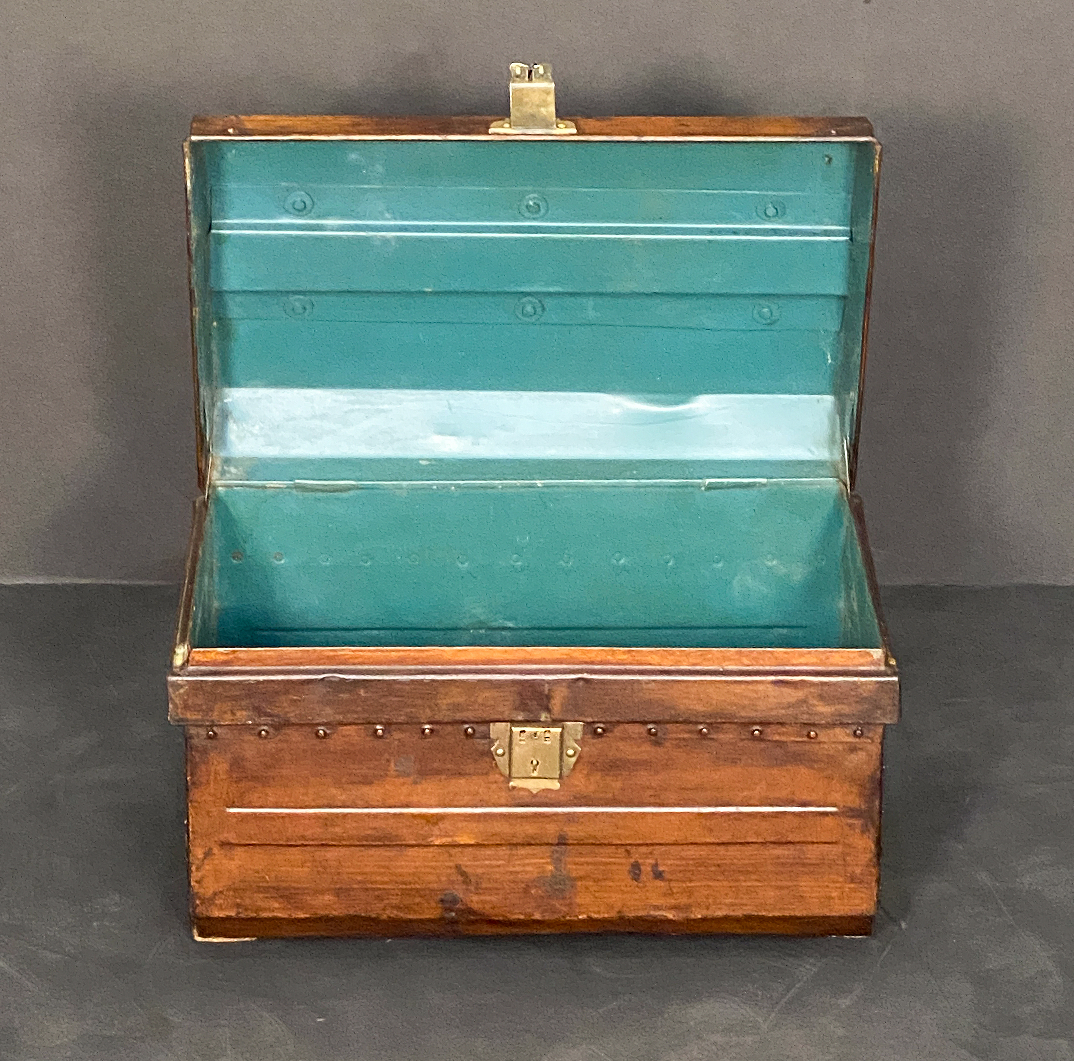 x1067_tin_trunk_06_1905959025