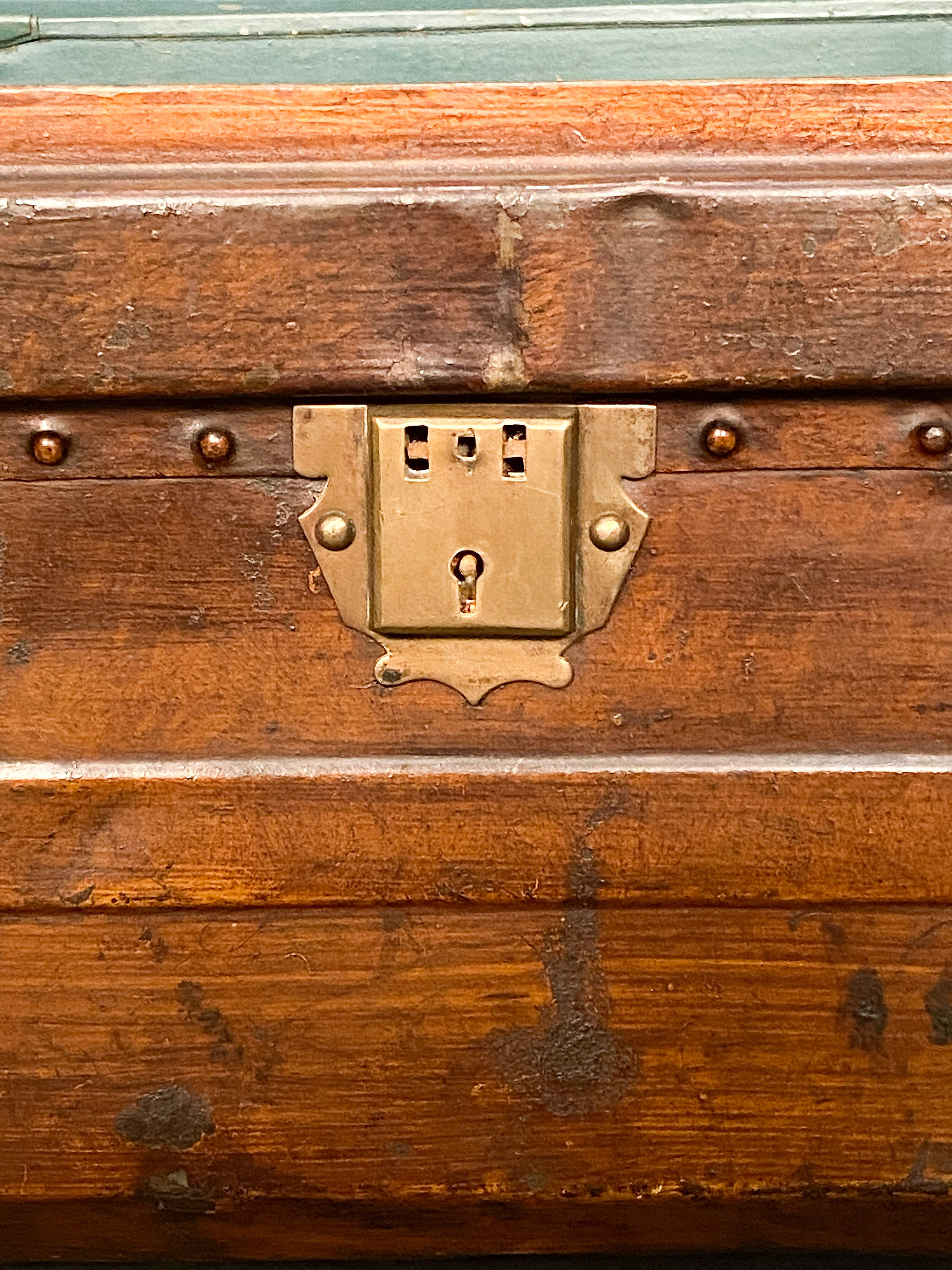 x1067_tin_trunk_07_566688426